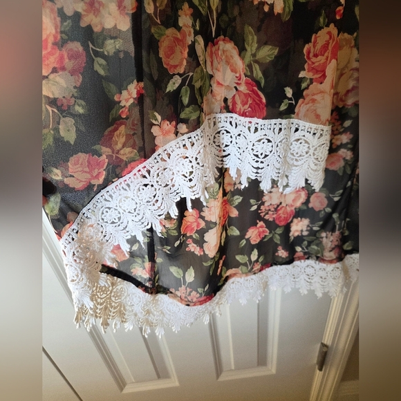 La Hearts Floral Lace-Trim Kimono Robe - Picture 3 of 6